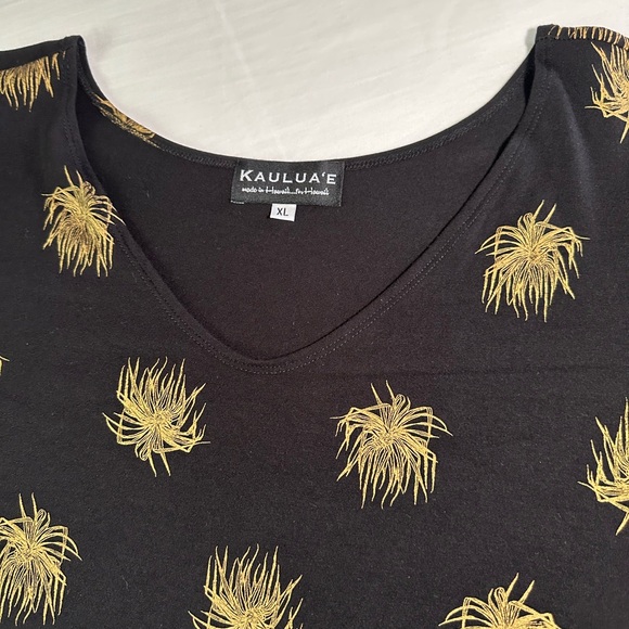 Kaulua’e Hawai’i, Black & Gold v-neck blouse, 3/4 sleeve - Picture 3 of 7